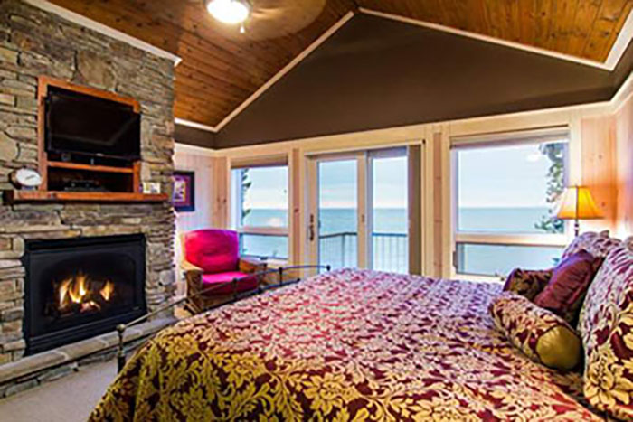 Lakeside and Woodland Views Available Standard King